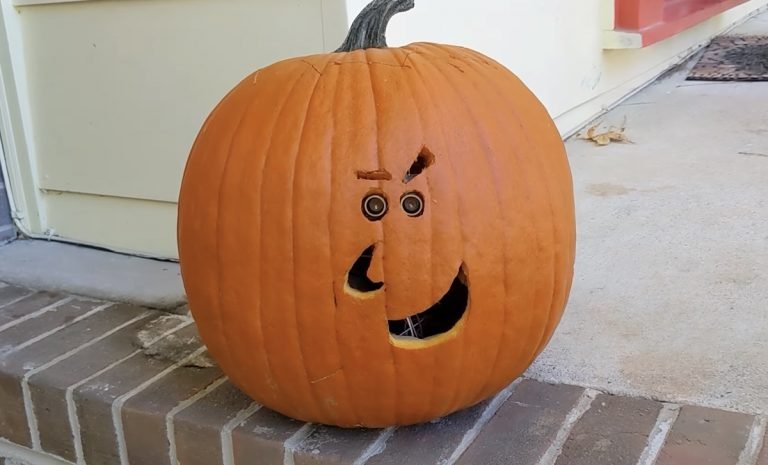 This jack-o’-lantern farts pumpkin spice whenever someone gets close