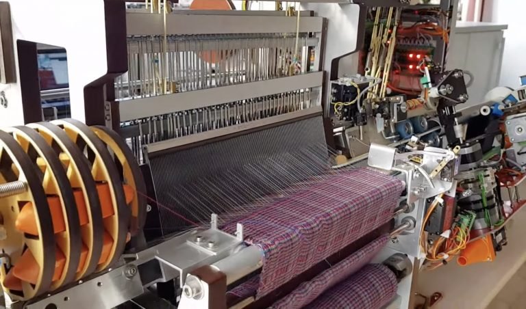 Fully automated desktop weaving machine controlled by Arduino