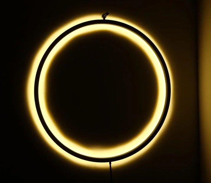 ECLIPSE is a beautiful ring lamp that lightens progressively